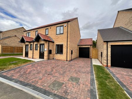 3 bedroom Semi-Detached House to let - Photo 3