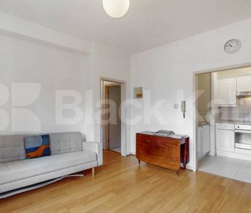 Modern Apartment - Photo 4