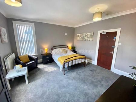 1 bedroom in a house share to rent - Photo 3