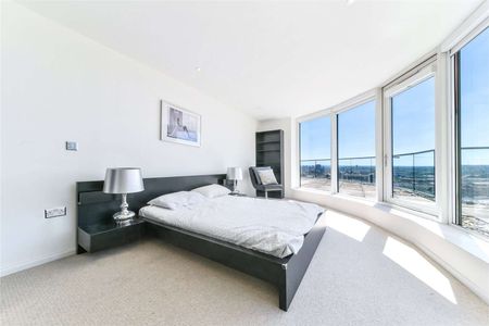 A bright two bed penthouse apartment with a large roof terrace with panoramic views across London. - Photo 2