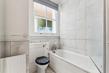 3 bedroom flat in Kensington Church Street - Photo 3