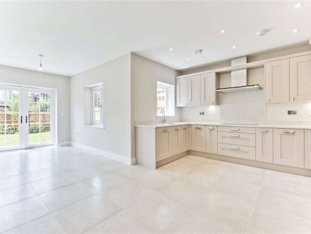 A lovely family home located in a prime Cobham location, within walking distance to the High Street. - Photo 5