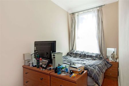 This three bedroom flat on Tooting Bec Road would be ideal for professional sharers. - Photo 4