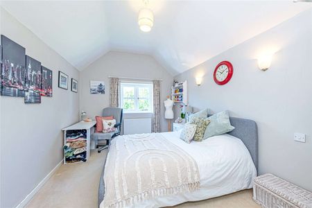 High quality modern farmhouse with wonderful garden and office/studio outbuilding, in picturesque Cheshire location. - Photo 4
