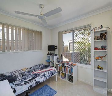 SPACIOUS FAMILY LIVING WITH A BEAUTIFUL OUTDOOR RETREAT - Photo 5