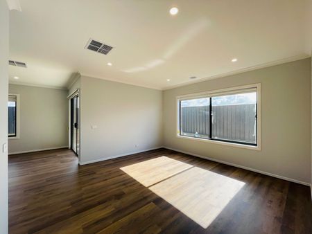 Family Home in Grand Central Tarneit! - Photo 5