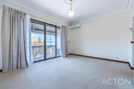 TWO BEDROOM TOWNHOUSE IN FANTASTIC LOCATION! - Photo 5