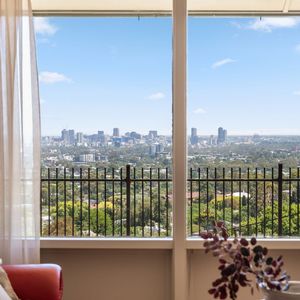 Ideal family home with both city & costal views and sparkling swimming pool - Photo 2