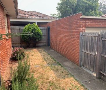 3 BEDROOM BAYSIDE BEAUTY IN PRIME LOCALE! - Photo 1