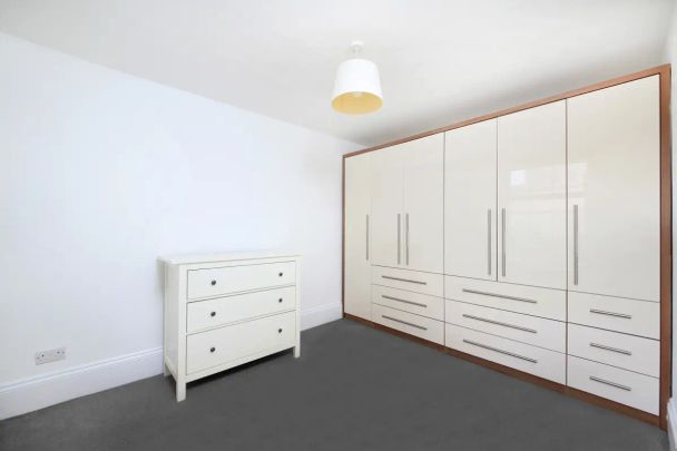 2 bedroom flat in Clapham - Photo 1