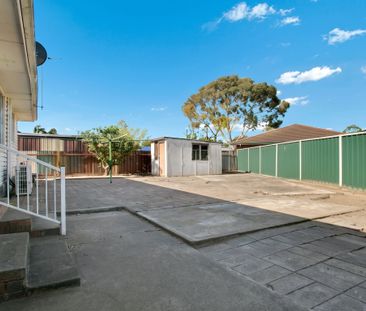 Spacious 4-Bedroom Family Home in a Prime Penrith CBD Location - Photo 2
