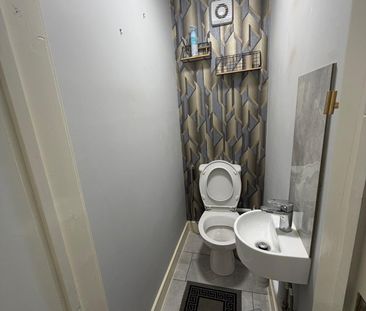 Three bed family house - £1900 - Photo 2