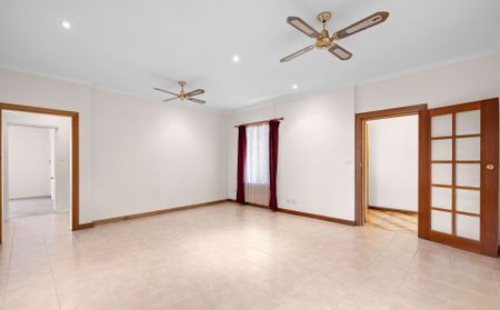 4 Bedroom 2 Bathrooms & Excellent Parking Facilities in Quiet Convenient Location - Photo 4