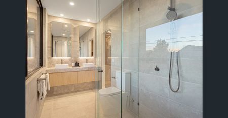 Unparalleled Executive Luxury in a Prestigious Bayside Locale - Photo 2