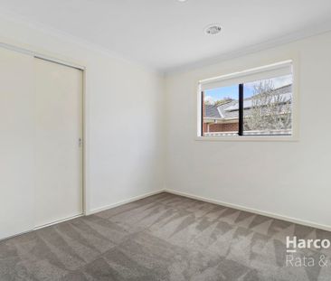 Spacious and Modern 4-Bedroom Home in Craigieburn - Photo 4