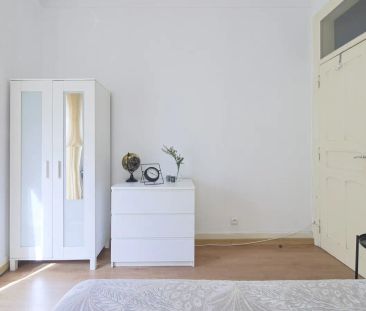 Room in a shared 4-bedroom apartment for rent in Lisbon - Foto 4