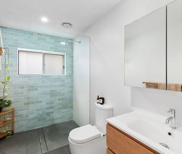 Coastal Elegance: A Convenient Oasis in Freshwater Village - Photo 4