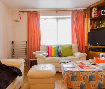 Great room in 2-bedroom apartment in Kilmainham, Dublin - Photo 4