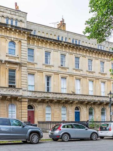 An extremely large flat on Victoria Square with front and back courtyards and massive graden. This flat has a private entrance and is offered furnished.**Video tour available** - Photo 3