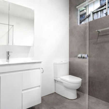 Modern Home in a Quiet, Leafy Setting - Photo 4