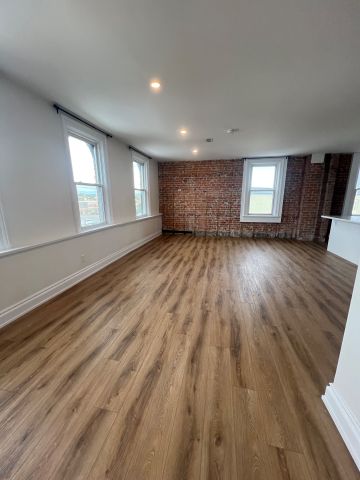 For Lease - 8 Essa Road, Barrie, Ontario - Photo 2