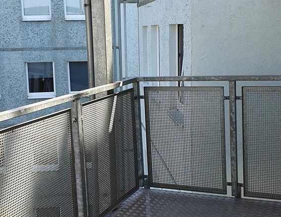 Attraktive & lichtdurchflutete 3-RW mit Balkon im DG nahe der Bergschule in Gera - Foto 1