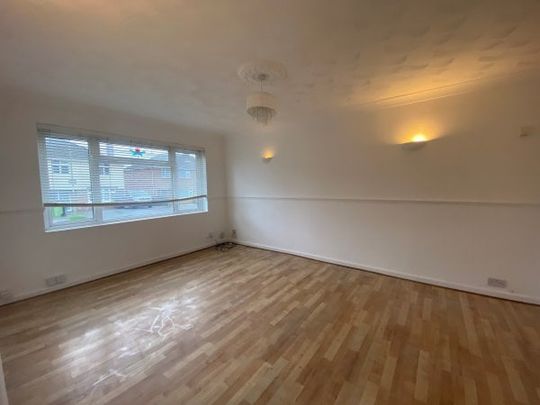 Oak Road, PO15 - Photo 1