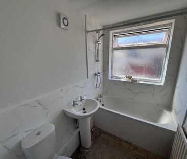 3 bedroom flat to rent - Photo 6