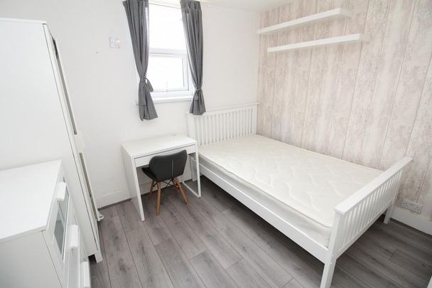 1 bedroom in a house share to rent - Photo 1