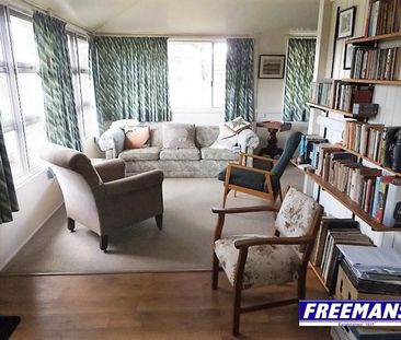 4 Bedroom, 2 Bathroom Home on 1,399 m² Block - Photo 1