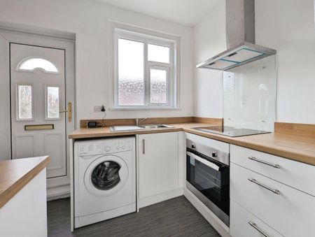 3 bedroom end of terrace house to rent - Photo 2