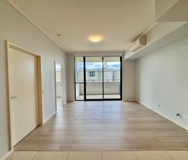 Light Filled Modern Two Bedroom Apartment With Air Conditioning & S... - Photo 1