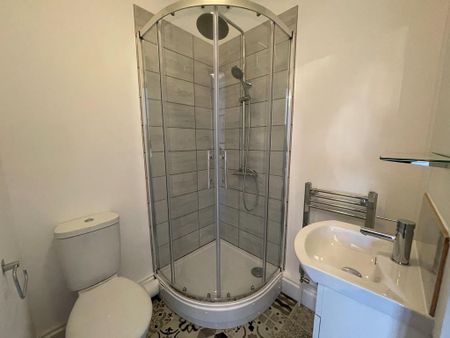 1 bedroom in a house share to rent - Photo 5