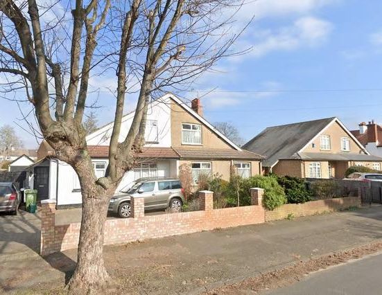 Burgoyne Road, Sunbury-On-Thames TW16, London - Photo 1