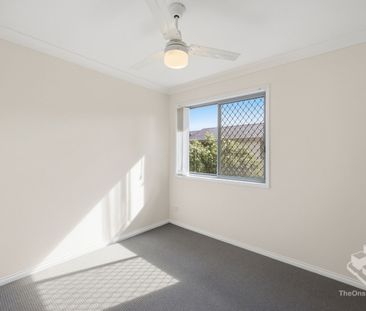 Walk to Bellevue Park State School – Gated 'Benowa Lodge' Living - Photo 2