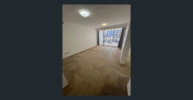 Large 1 Bedroom Apartment with Parking ,Gym and pool , light rail station. - Photo 1