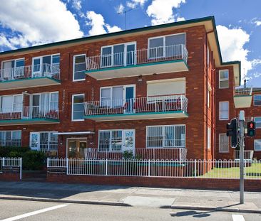 Beachfront Apartment in Prime Brighton-Le-Sands Location - Photo 3