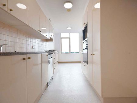 SPECTACULAR TWO BEDROOM APARTMENT WITH HARBOUR VIEWS & DOUBLE PARKING - Photo 5