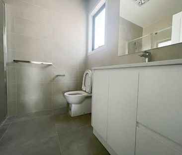 LUXURIOUS TOWNHOUSE LIVING - Photo 4