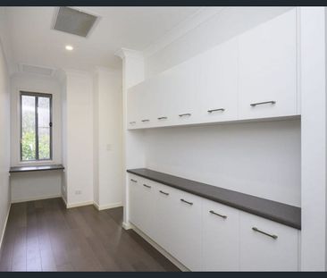 Modern Townhouse with Ducted A/C - Photo 5