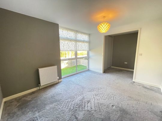 4 bedroom Detached House to let - Photo 1