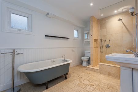 For Lease - 84 Mackenzie Crescent Unit# Upper - 2nd/3rd Floor, Toronto, Ontario - Photo 4