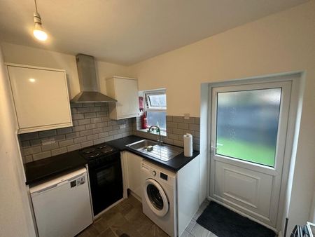 Studio Flat, Oxford Road, E15 - Photo 4