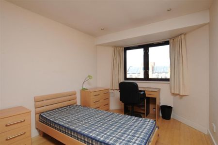 3 bedroom flat to rent - Photo 4