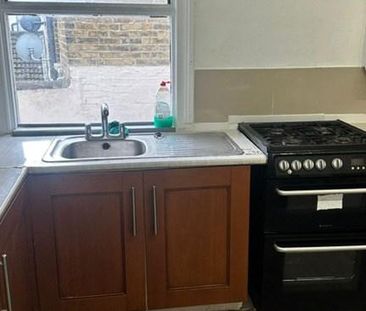 1 bedroom in a flat share to rent - Photo 5