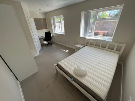 8 bedroom end of terrace house to rent - Photo 2