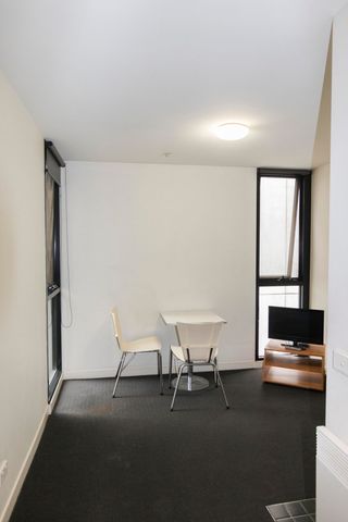 Modern & Stylish Fully Furnished 2 bedroom Studio Apartment. - Photo 3