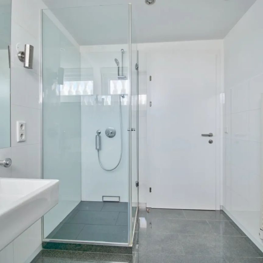 TRAUMHAFTE DG-WOHNUNG MIT BLICK AUF DIE KARLSKIRCHE! - Foto 1