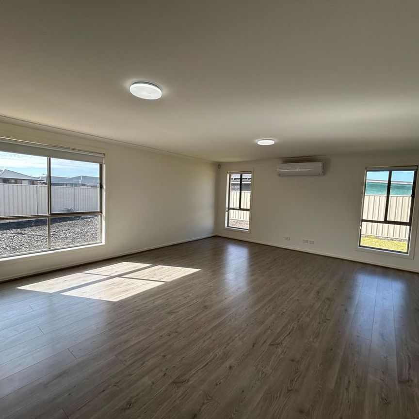 4 Bedroom Family Home in Great Location! - Photo 1