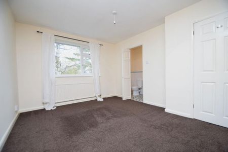 4 bedroom detached house to rent - Photo 3